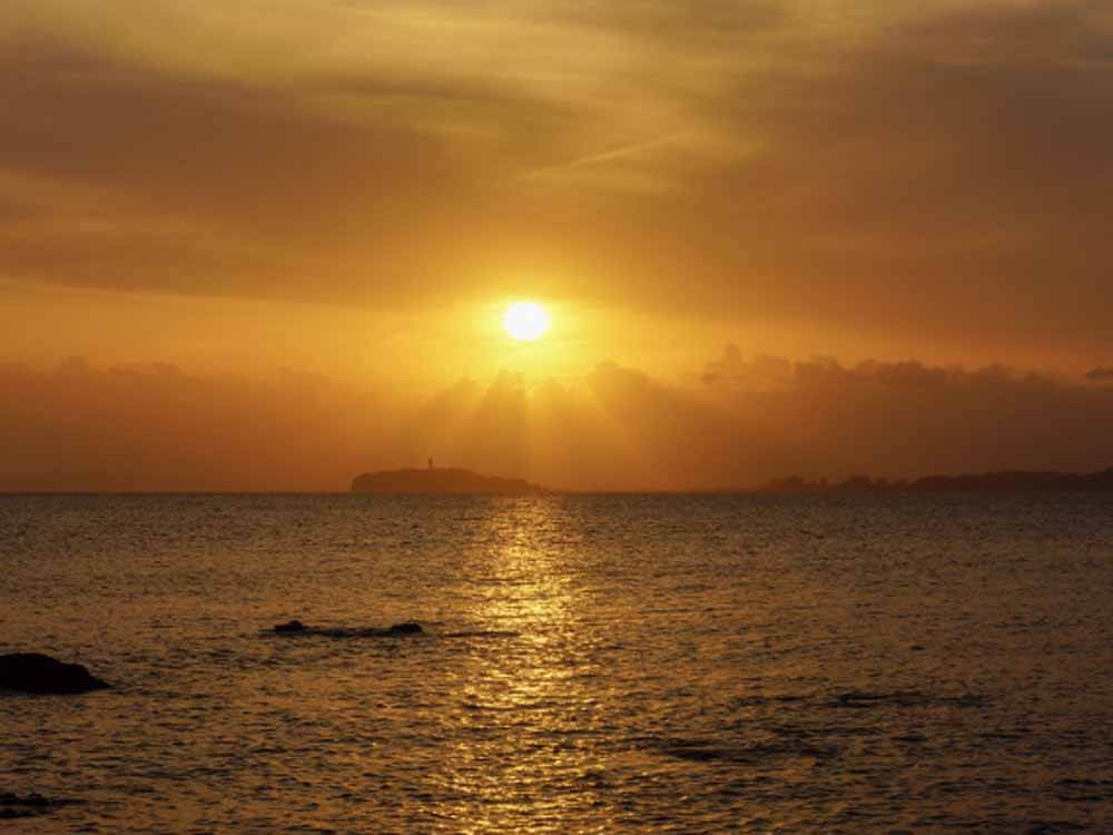 夕日がきれいな三浦半島の秋谷海岸
